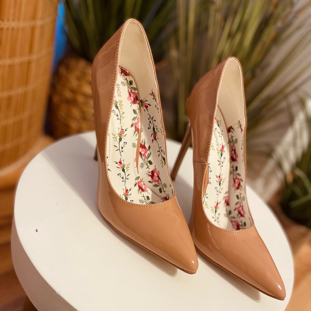 Miss Lola Nude Pumps. Size 8 1/2.